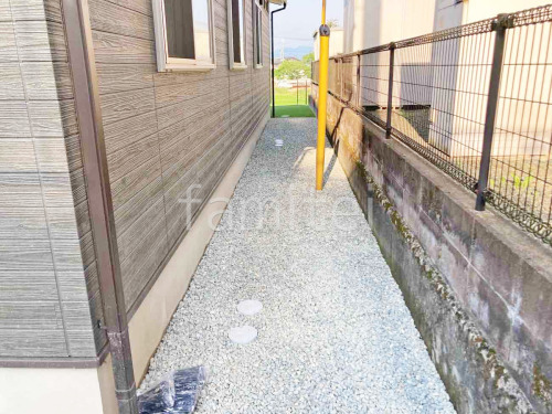 犬走り 防犯砂利敷き バラス砕石 防草シート加工