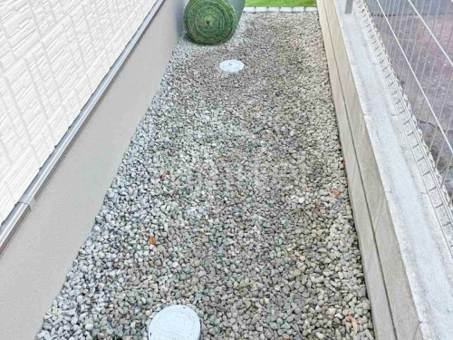 犬走り 防犯砂利敷き バラス砕石 防草シート加工