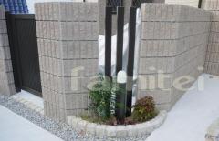 門まわりミニ花壇 植栽:常緑マホニアコンヒューサ デザイン角柱