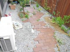 お庭通路 床レンガ敷き ユニソン 歌留多カルタペイバー50 防犯砂利敷き バラス砕石