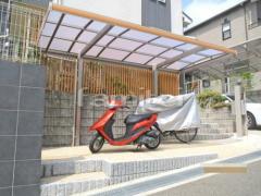木製調自転車バイク屋根 床樹脂洗い出し仕上げ