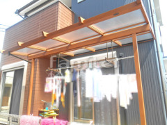 フル木製調テラス屋根 人工木ウッドデッキ 芝生張り