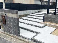 玄関アプローチ階段 土間コンクリート 蹴上ピンコロ石