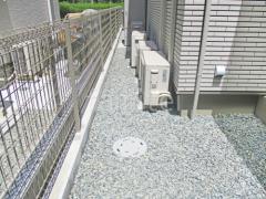 犬走り 防犯砂利敷き バラス砕石 防草シート加工