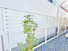 目隠しフェンス塀 雨除け屋根 人工木材ウッドデッキ
