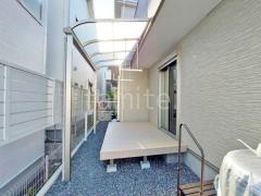 人工木デッキ LIXIL 人工木 樹ら楽ステージ 1階テラス屋根 (雨除け) YKKAP ソラリアR アール屋根 スタンダード 壁付