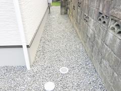 犬走り 防犯砂利敷き バラス砕石 防草シート加工