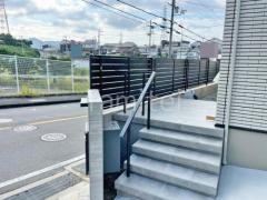 玄関アプローチ 浮遊階段(蹴込み階段) 床タイル貼り タカショー セラレバンテ 手すり LIXIL アーキレール