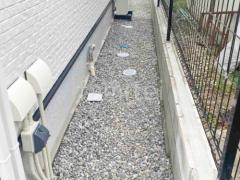 犬走り 防犯砂利敷き バラス砕石 防草シート加工