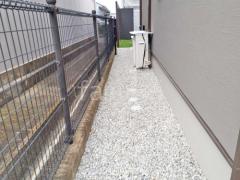 犬走り 防犯砂利敷き バラス砕石 防草シート加工