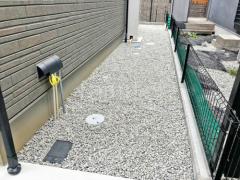 犬走り 防犯砂利敷き バラス砕石 防草シート加工